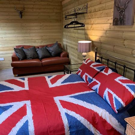 Bedrock Lodge Winterbourne Exterior foto