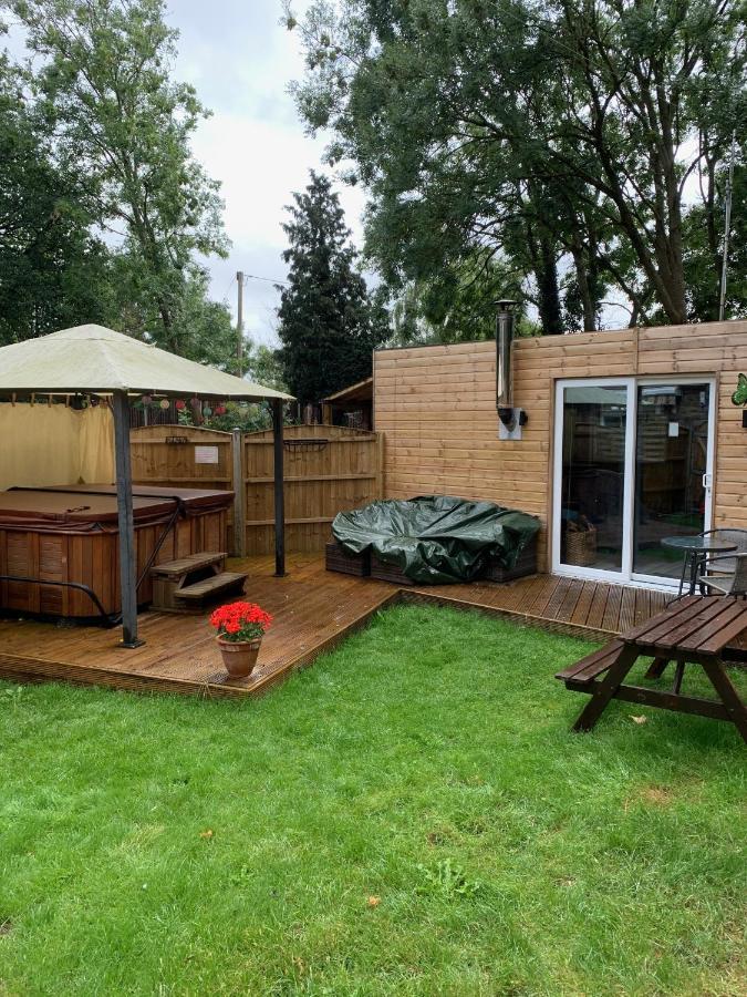 Bedrock Lodge Winterbourne Exterior foto